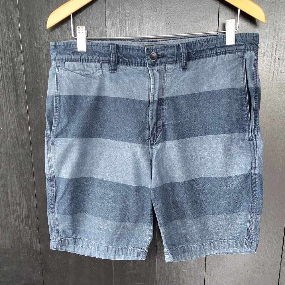 🍌 Banana Republic Aiden 9" Shorts. Size 32. Blue Striped